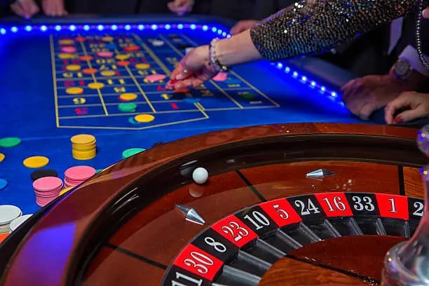 Antarmuka permainan Buffalo King di platform badak179 menampilkan gulungan slot dengan simbol satwa liar