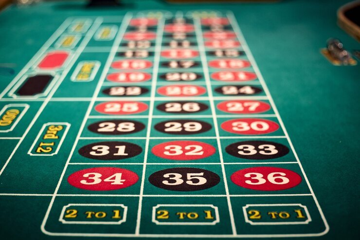 Antarmuka permainan Crazy Time di platform badak179 menampilkan roda interaktif dan dealer live